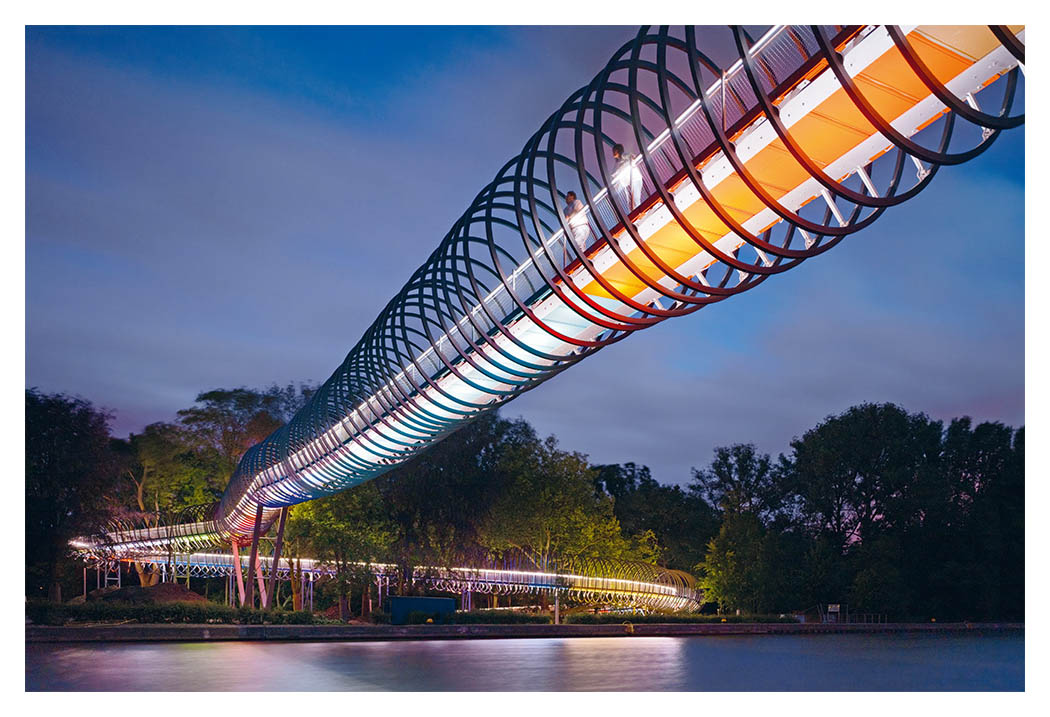 Buchseite 2: Brücke über einen Fluss